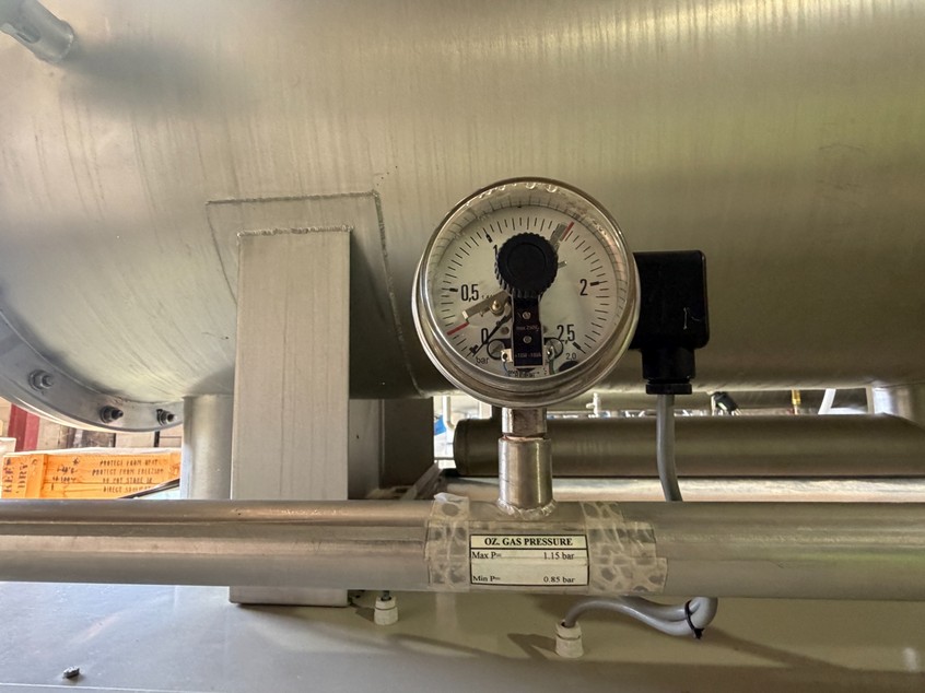Ozone gas pressure gauge and pressure switch assembly.