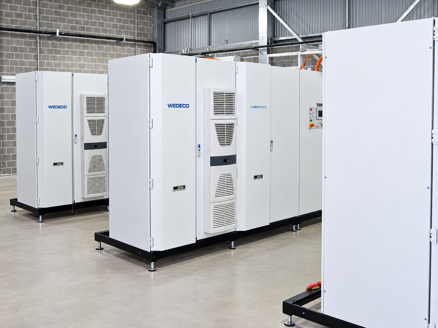 Gabinetes de generadores de ozono WEDECO instalados en una instalación industrial