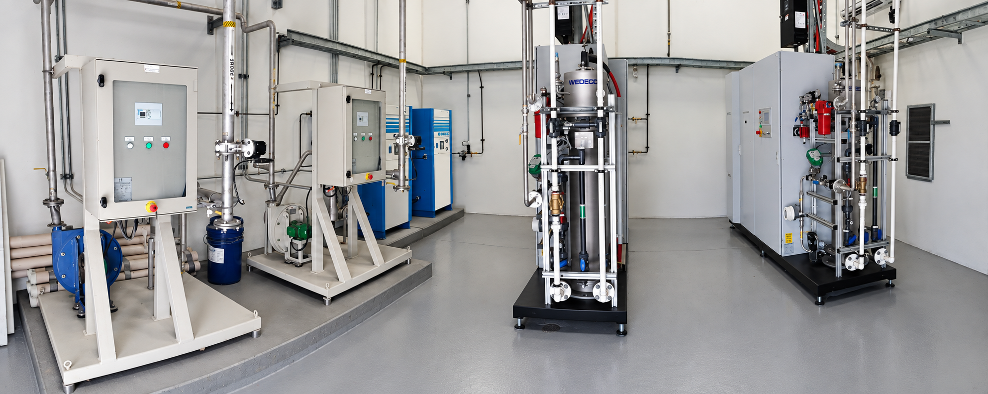 Equipos de generación de ozono y de proceso instalados en una sala de planta limpia